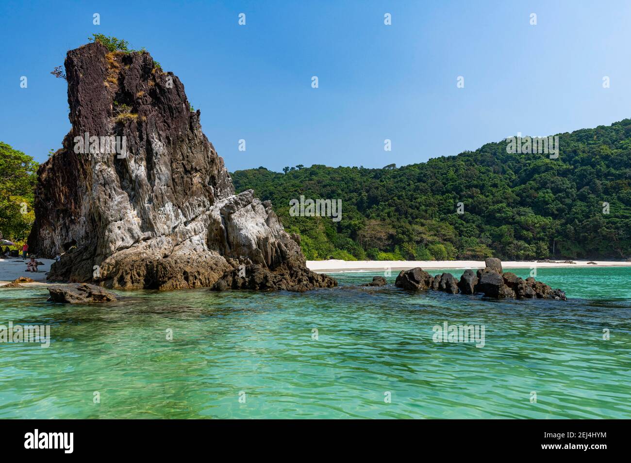 Felsklippe an einem unberührten weißen Sandstrand auf Smart Island, Mergui oder Myeik Archipel, Myanmar Stockfoto