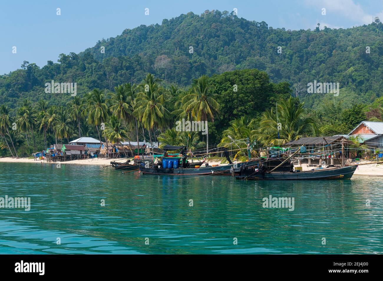 Moken, Meer Zigeunerdorf an einem weißen Sandstrand auf Dome Insel, Mergui oder Myeik Archipel, Myanmar Stockfoto