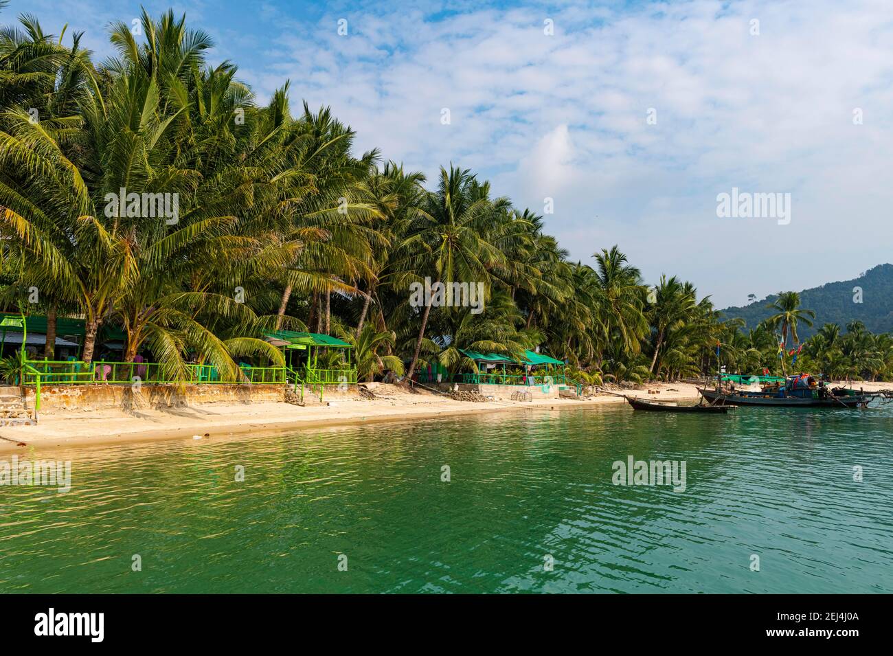 Moken, Meer Zigeunerdorf an einem weißen Sandstrand, Mergui oder Myeik Archipel, Myanmar Stockfoto