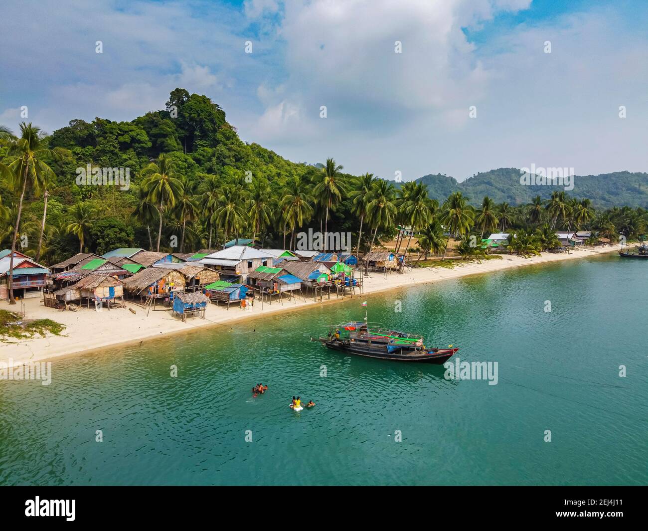 Luftaufnahme eines Moken, Meer Zigeuner Dorf an einem weißen Sandstrand, Mergui oder Myeik Archipel, Myanmar Stockfoto