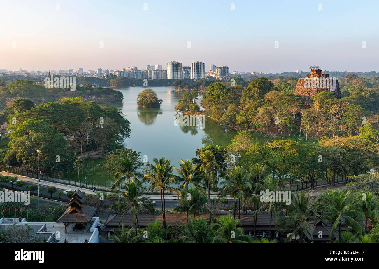 Blick über den Kandawgyi See, Yangon, Myanmar Stockfoto