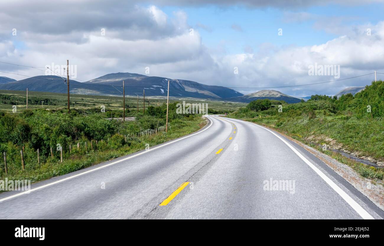 Straße durch Tundra, Landstraße, Dovrefjell Nationalpark, Oppdal, Norwegen Stockfoto