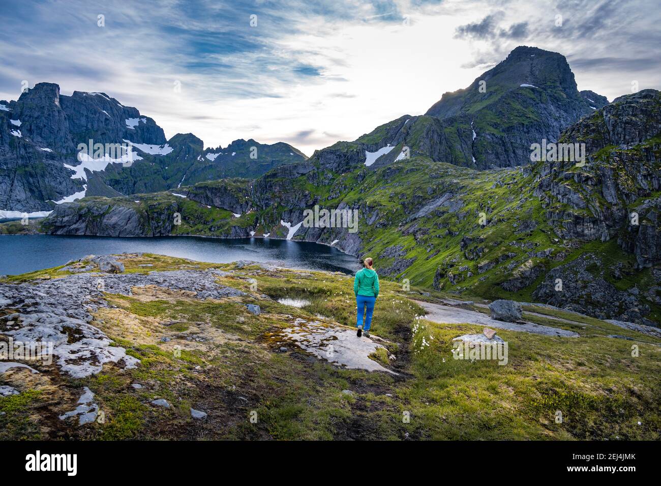 Wanderer auf einem Wanderweg nach Hermannsdalstinden, bei Sorvagen, Moskenesoya, Lofoten, Nordland, Norwegen Stockfoto