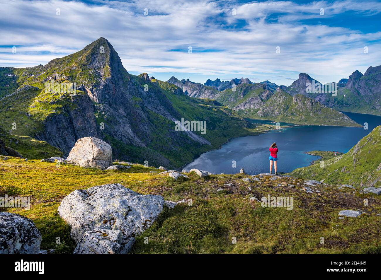 Wanderer, die den Fjord Forsfjorden betrachten, fotografiert, Berge, bei Sorvagen, Moskenesoya, Lofoten, Nordland, Norwegen Stockfoto