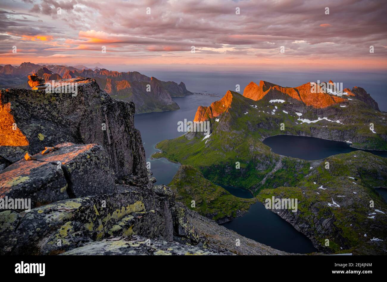 Sonnenuntergang mit dramatischen Wolken, Blick von der Spitze des Hermannsdalstinden, Fjorde, Seen und Berge, Moskenesoya, Lofoten, Nordland, Norwegen Stockfoto