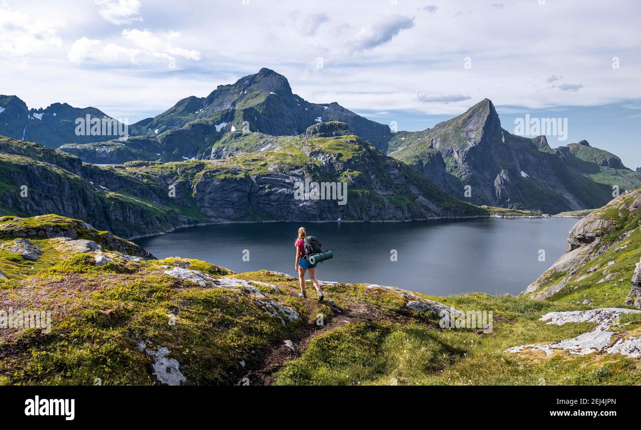 See Tennessvatnet, Wanderer auf dem Weg zur Munkebu Hütte, Berge, bei Sorvagen, Moskenesoya, Lofoten, Nordland, Norwegen Stockfoto