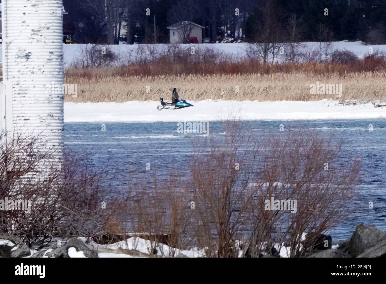 Skidooer direkt neben dem offenen Wasser DUMM Stockfoto