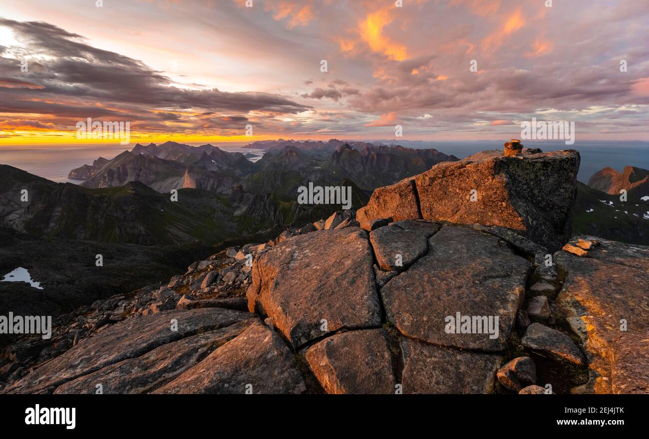 Sonnenuntergang mit dramatischen Wolken, Blick von der Spitze des Hermannsdalstinden, Fjorde, Seen und Berge, Moskenesoya, Lofoten, Nordland, Norwegen Stockfoto