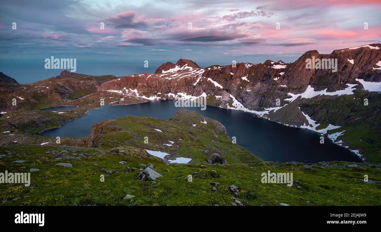 Sonnenuntergang mit dramatischen Wolken, Wanderung nach Hermannsdalstinden, Seen Krokvatnet, Berge, Moskenesoya, Lofoten, Nordland, Norwegen Stockfoto