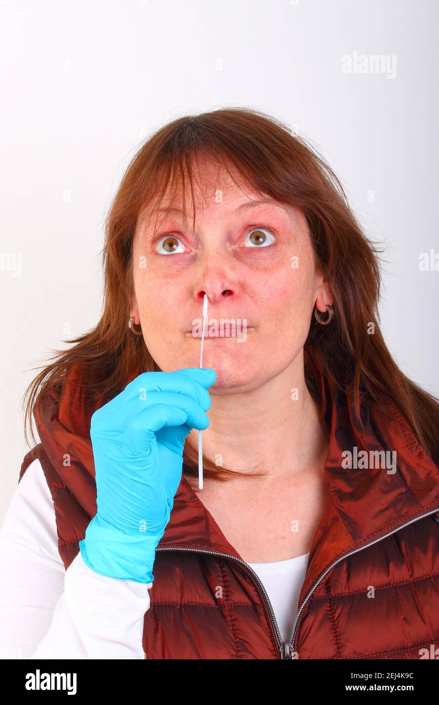 Covid 19 PCR-Schnelltest, Corona, Frau, die nasopharyngeal getestet wird, lustiges Bild des Selbsttests Stockfoto Covid 19 PCR-Schnelltest, Corona, Frau, die nasopharyngeal getestet wird, lustiges Bild des Selbsttests Stockfoto