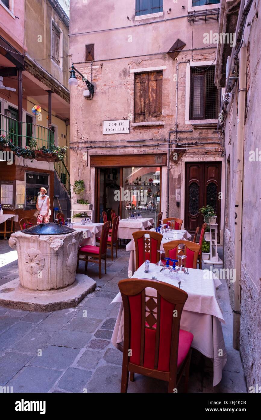 Leeres Restaurant während der Corona Pandemie, Venedig, Venetien Region, Italien Stockfoto