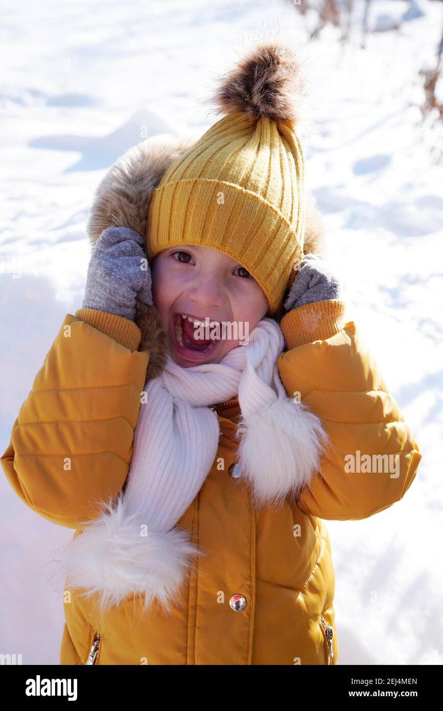 Kleines Mädchen schreiend, Porträt, mit Bommel Hut und Schal, 6 Jahre alt, im Winter auf Schnee, Karlovy Vary, Tschechische Republik Stockfoto