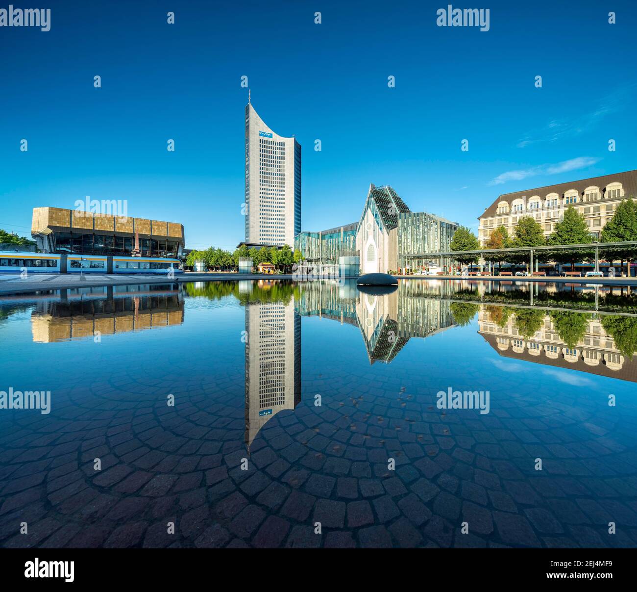 Augustusplatz, Gewandhaus, City-Hochhaus, Augusteum und Paulinum der Universität, Wasserspiegelung im Opernbrunnen, Leipzig, Sachsen, Deutschland Stockfoto