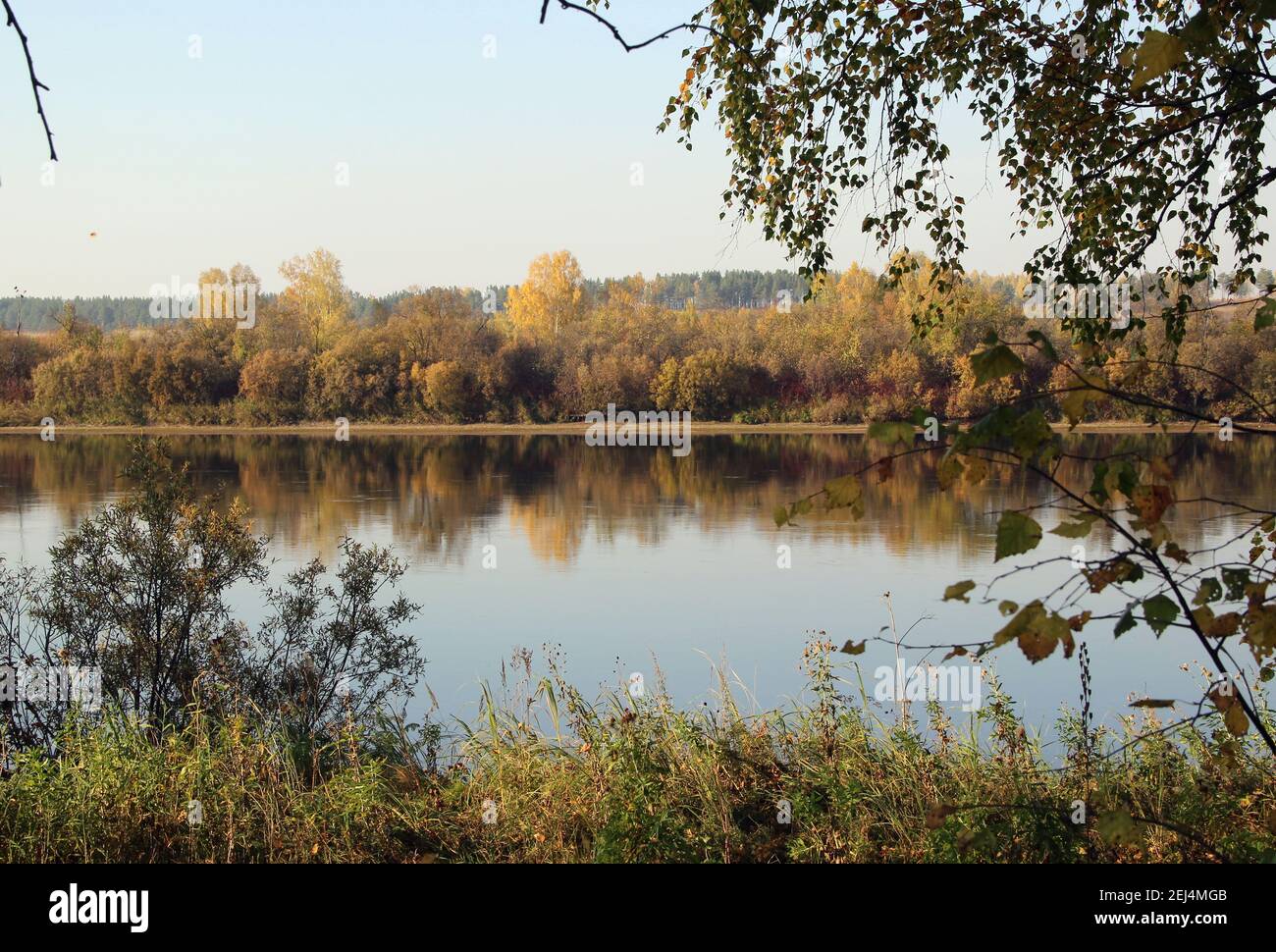 Ruhe und Entspannung gehen von der erstaunlichen Herbstlandschaft der Wasseroberfläche aus, wo sich bunte Bäume und Himmel spiegeln. Stockfoto