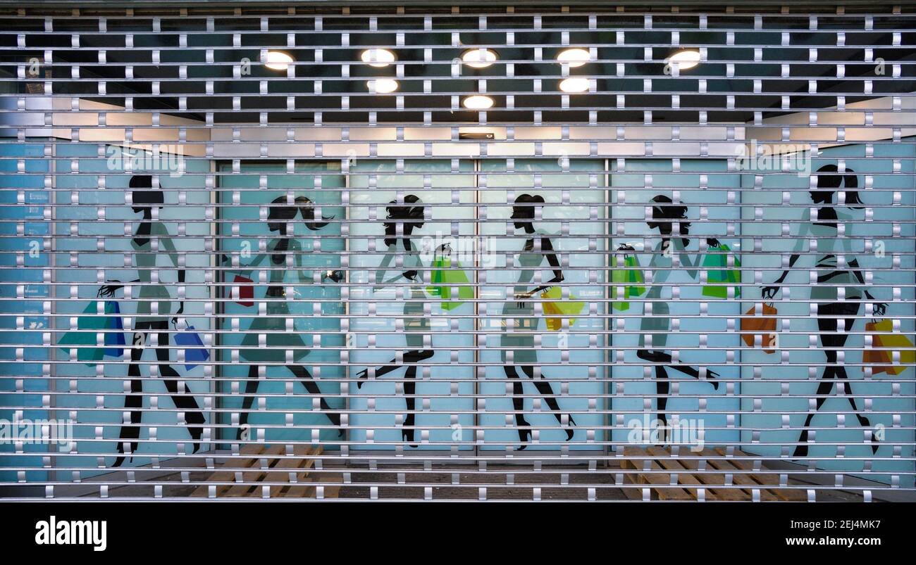 Geschlossener Modehaus, Bars vor Schaufenster, Absperrung, Corona-Krise, Stuttgart, Baden-Württemberg, Deutschland Stockfoto