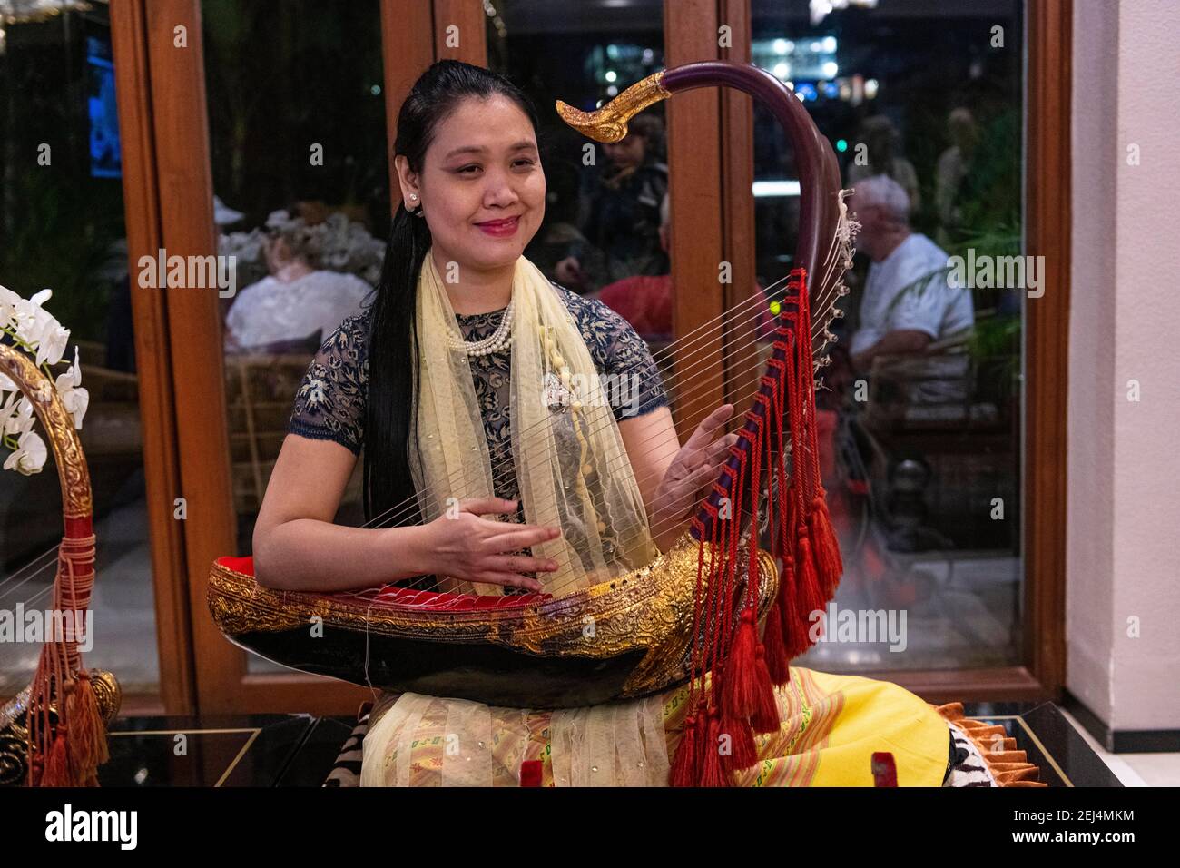 Frau, die ein Harfeninstrument spielt, Yangon, Myanmar Stockfoto