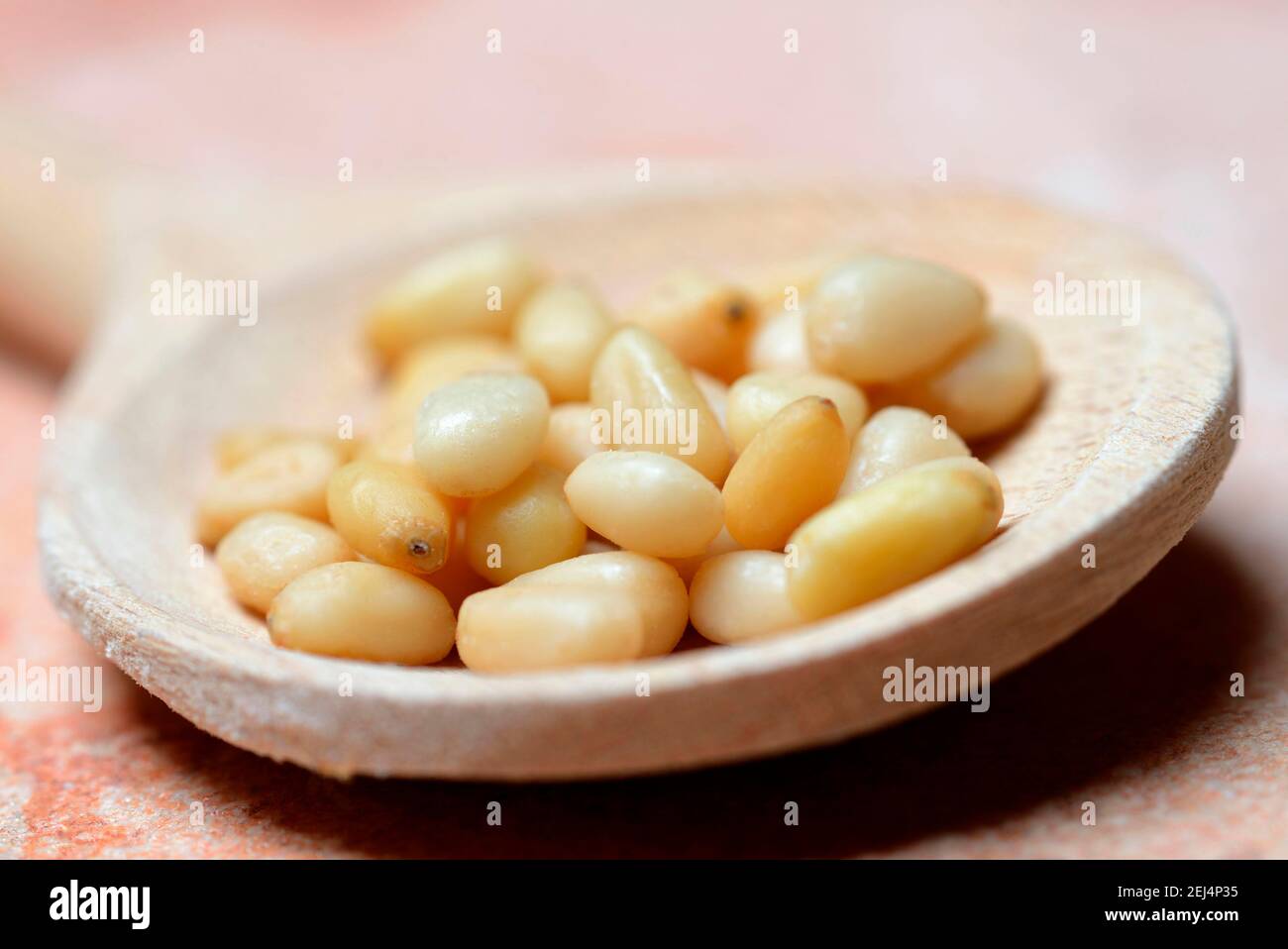 Zedernsamen mit Kochlöffel Stockfoto