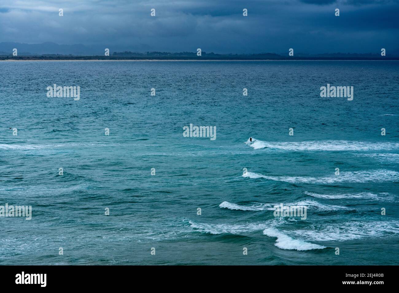 Australische Surfer surfen während Sturm im Meer Stockfoto