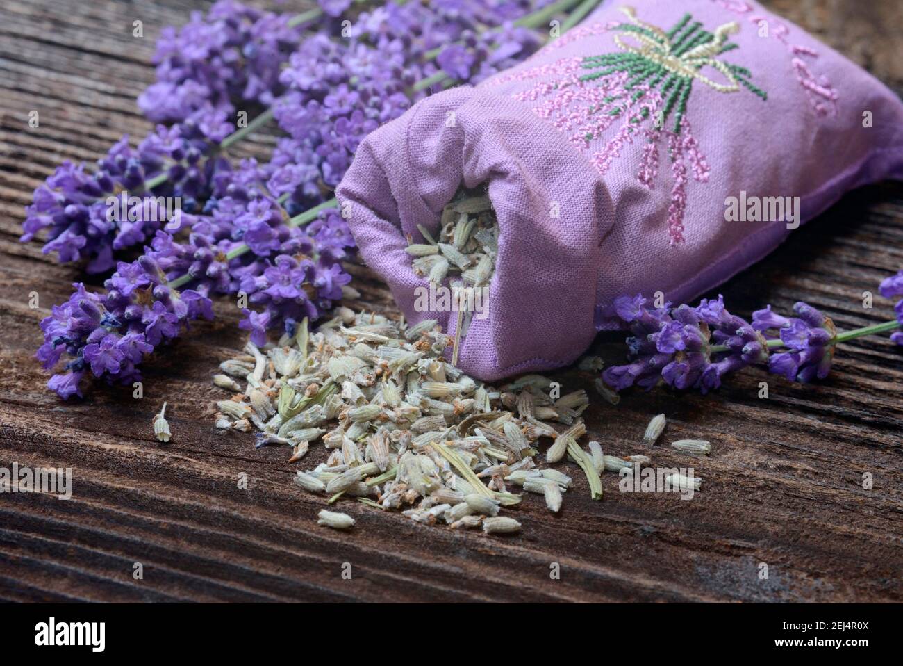 Lavendel (Lavandula angustifolia), getrocknete Lavendelblüten, duftende Beutel, Lavendelbeutel, Lavendelduft, Lavendelaroma Stockfoto