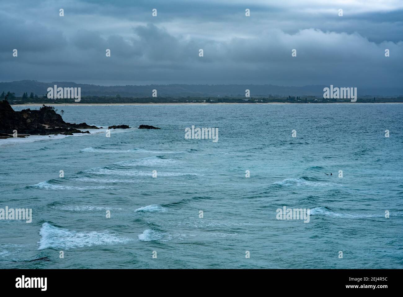 Australische Surfer surfen während Sturm im Meer Stockfoto