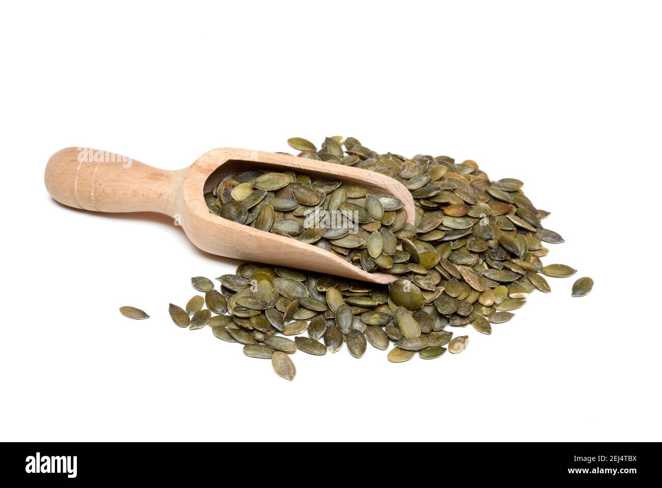 Kürbiskerne (Cucurbita) mit Holzschaufel Stockfoto