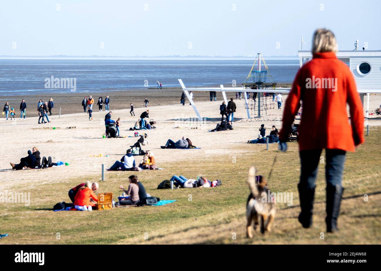 Dangast, Deutschland. Februar 2021, 21st. Zahlreiche Menschen sind am Strand bei sonnigem Wetter. Quelle: Hauke-Christian Dittrich/dpa/Alamy Live News Stockfoto