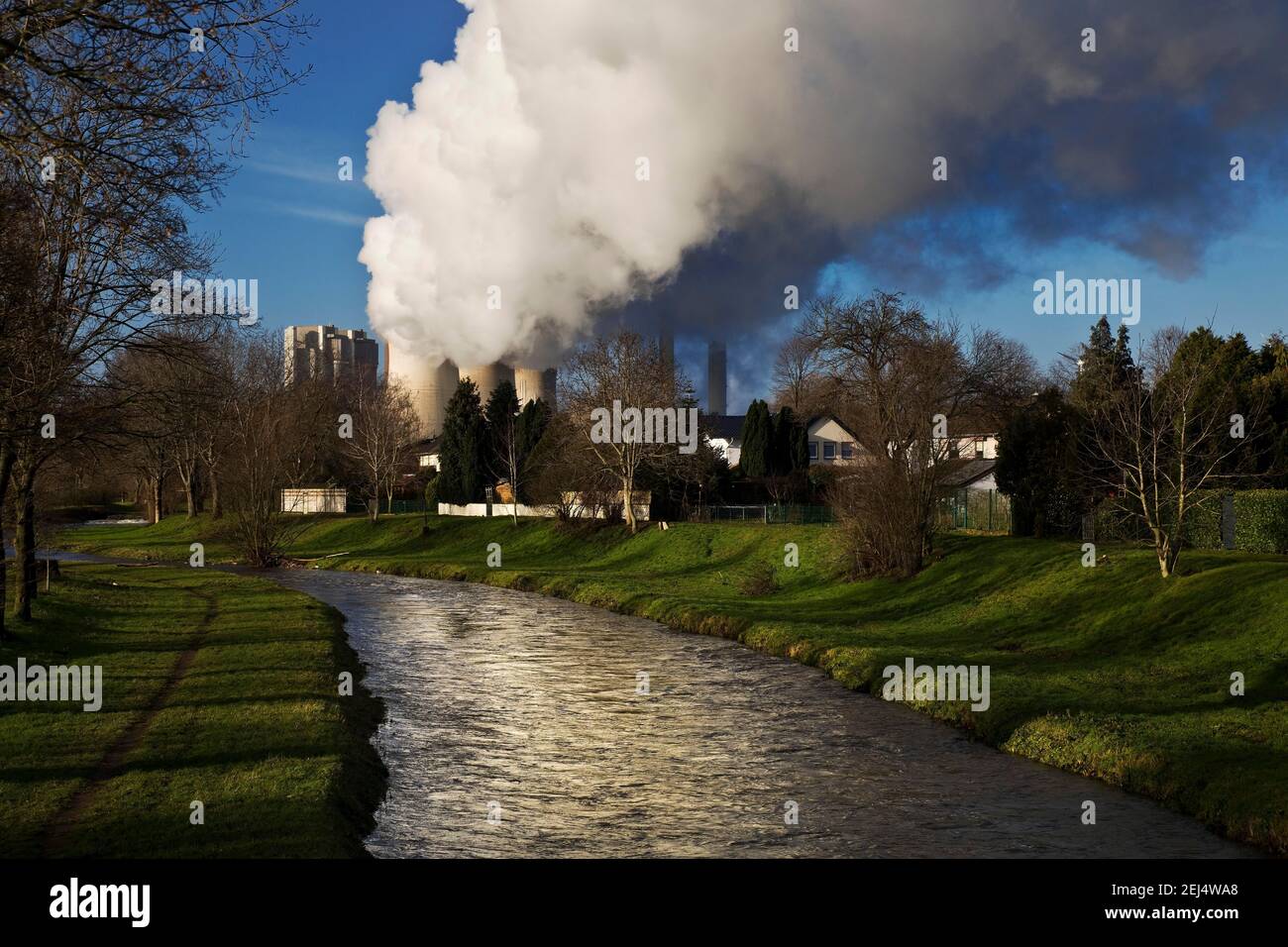 Die Inde mit dem Braunkohlekraftwerk Weisweiler, Inden, Nordrhein-Westfalen, Deutschland Stockfoto
