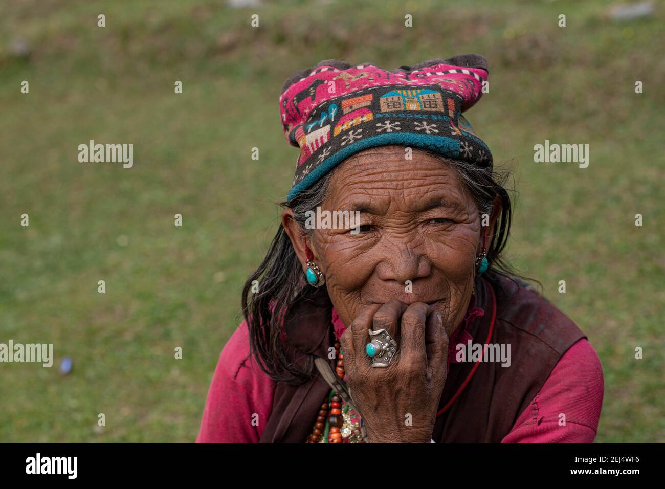Porträt, ältere Frau mit türkisfarbenem Ohrring und Fingerring, Dolpo, Nepal Stockfoto
