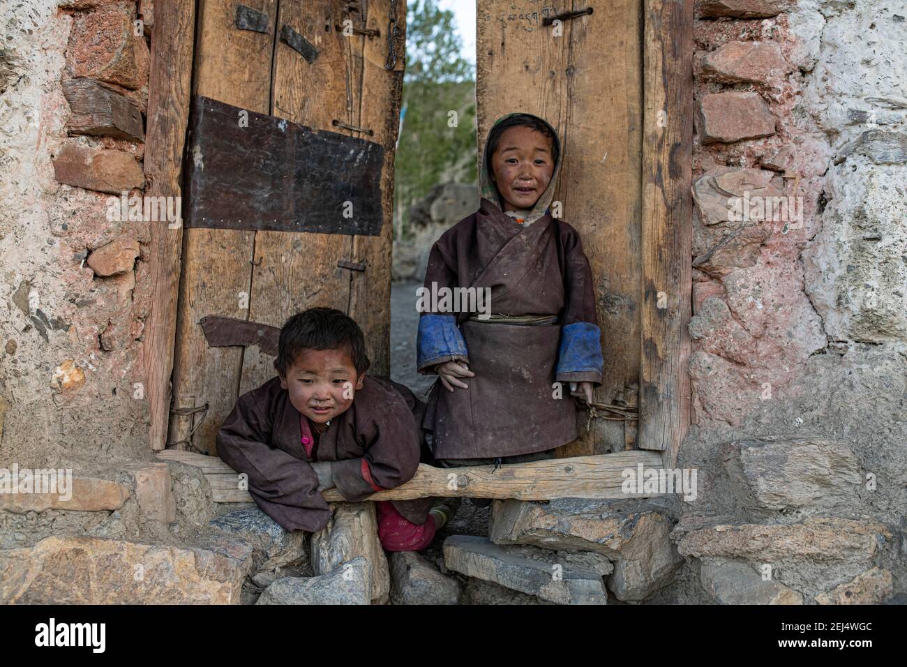 Porträt, Kinder vor einer Holztür, Saldang, Dolpo, Nepal Stockfoto