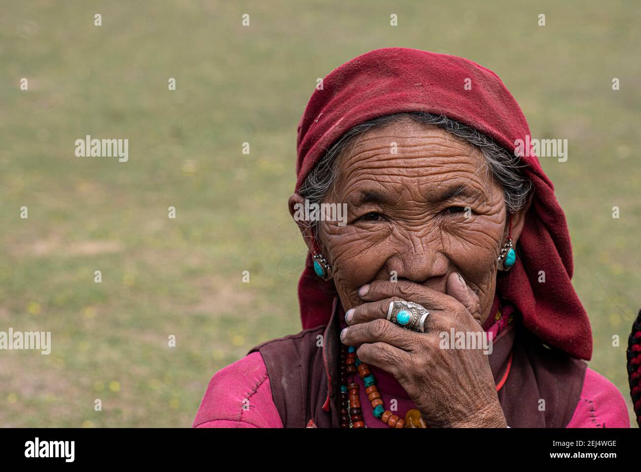 Porträt einer älteren Frau mit türkisfarbenem Ohrring und Fingerring, Dolpo, Nepal Stockfoto