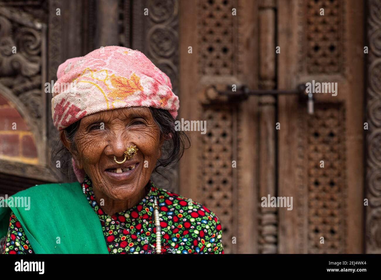 Porträt, ältere Frau mit Nasenring und Kopftuch, Kathmandu, Nepal Stockfoto