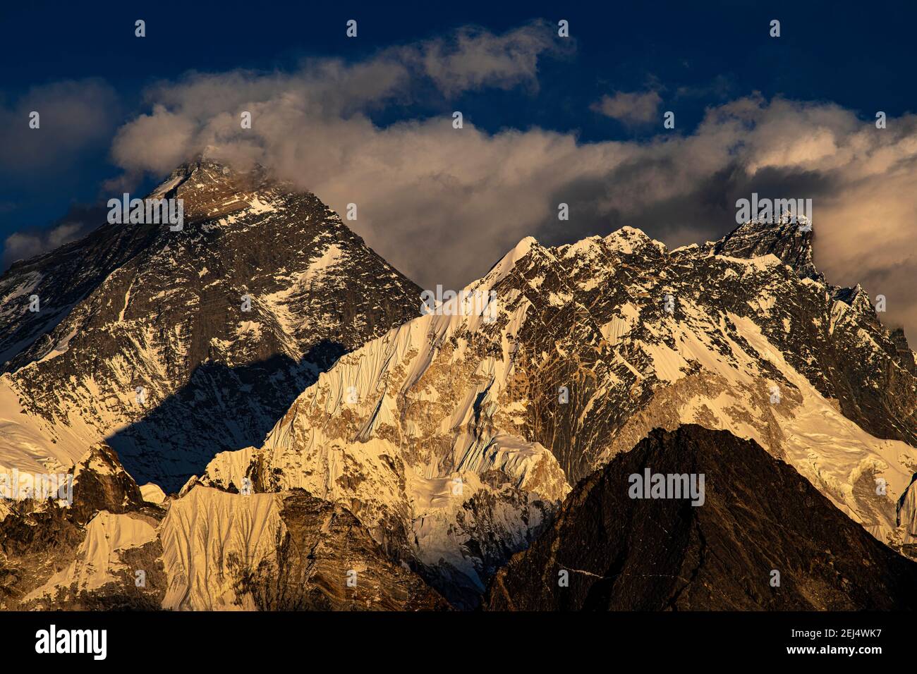 Blick im Abendlicht vom Renjo La Pass 5417 m, östlich bis Himalaya mit Mount Everest, 8848 m, Nuptse, 7879 m und Lhotse, 8516 m, Khumbu Himal Stockfoto