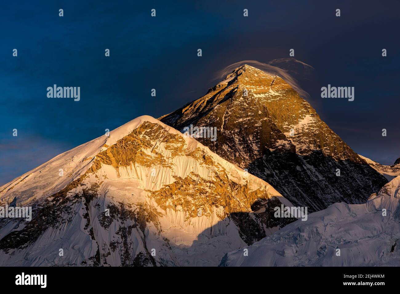 Blick von Kala Patthar im Abendlicht auf den Mount Everest, 8848 m, Chomolungma, Sagarmatha, Sagarmatha Nationalpark, Khumbu Himal, Himalaya, Nepal Stockfoto