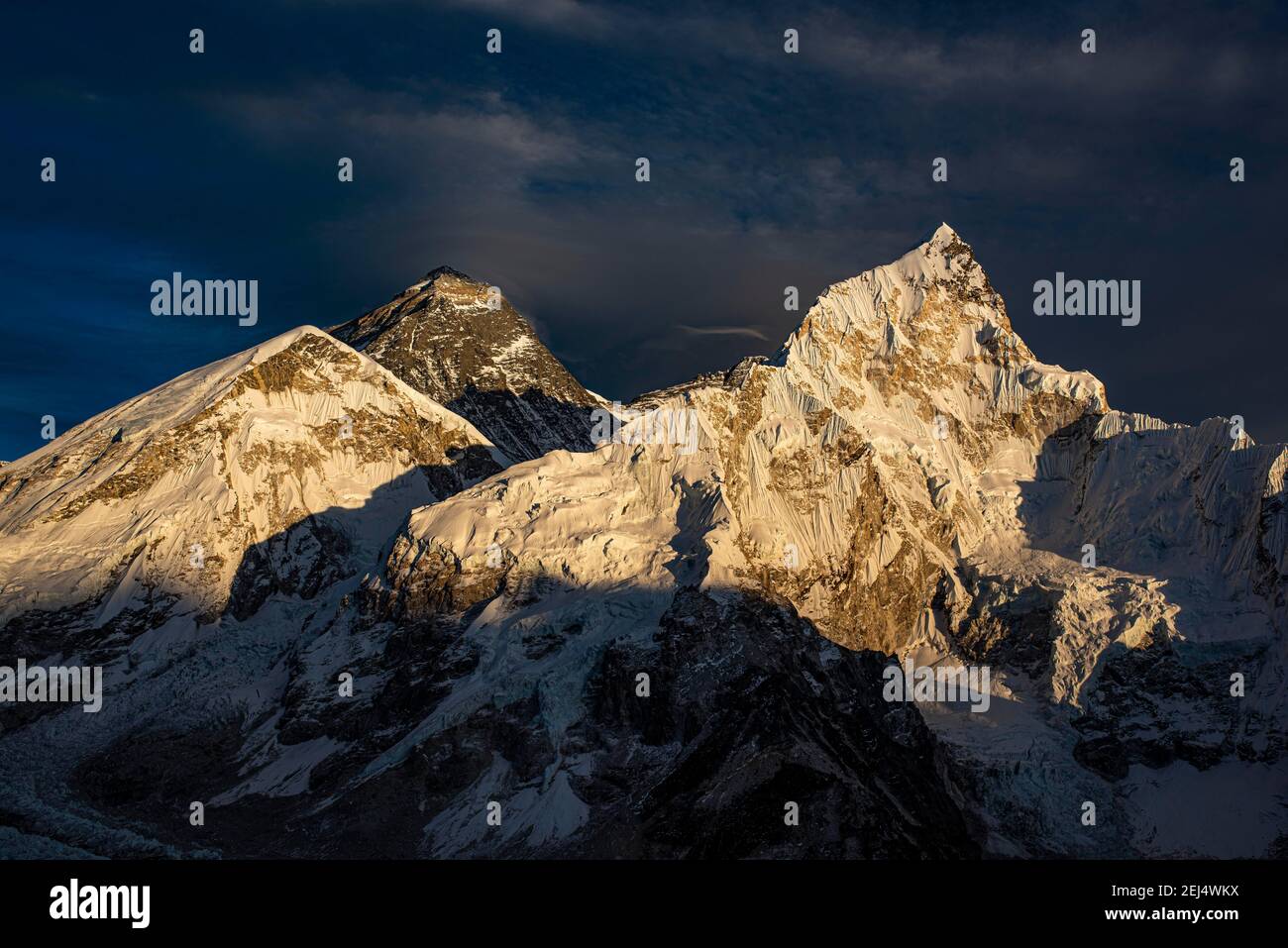 Blick vom Kala Patthar im Abendlicht auf Mount Everest, 8848 m, Chomolungma, Sagarmatha und Nuptse Westflanke mit Khumbu Gletscher, Sagarmatha Stockfoto