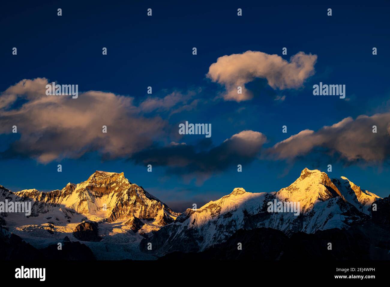 Blick im Abendlicht vom Renjo La Pass 5417 m nach Osten auf Himalaya mit Gyachung Kang, 7952 m, und Hungchi, 7036 m, Khumbu Himal, Himalaya Stockfoto