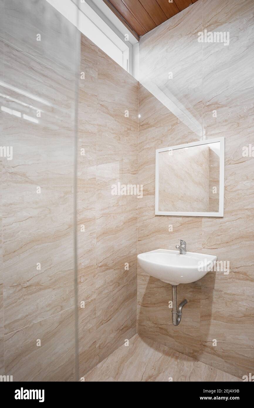 Schön eingerichtetes Badezimmer mit WC-Sitz und Trennglas Für Dusche Badezimmer Stockfoto