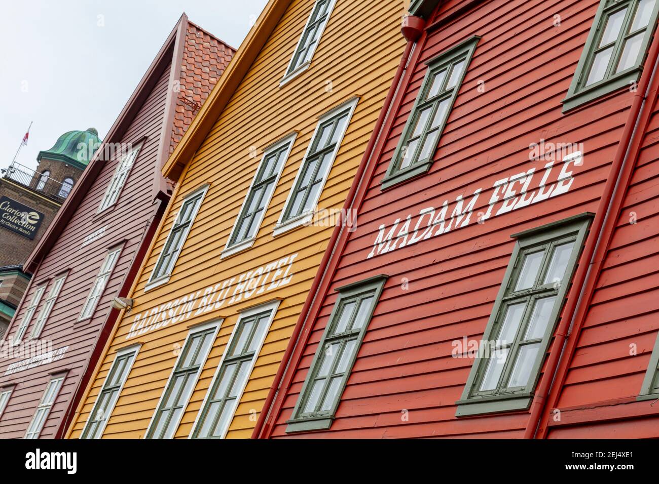 Bunte Holzhäuser auf Bryggen, traditionelle Architektur in der Stadt Bergen und UNESCO-Weltkulturerbe Stockfoto
