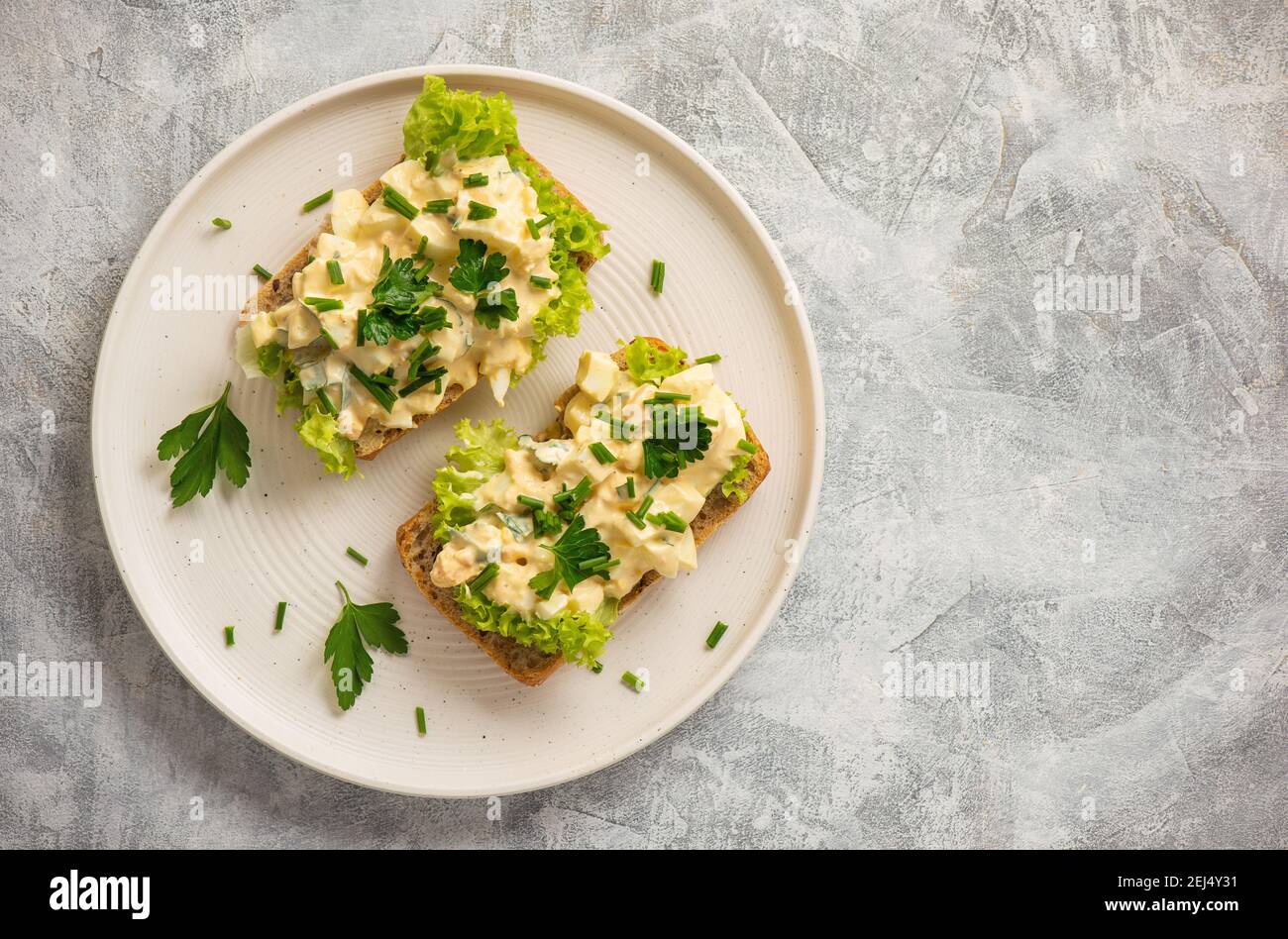 Eiersalat-Sandwiches auf hellem Hintergrund. Stockfoto