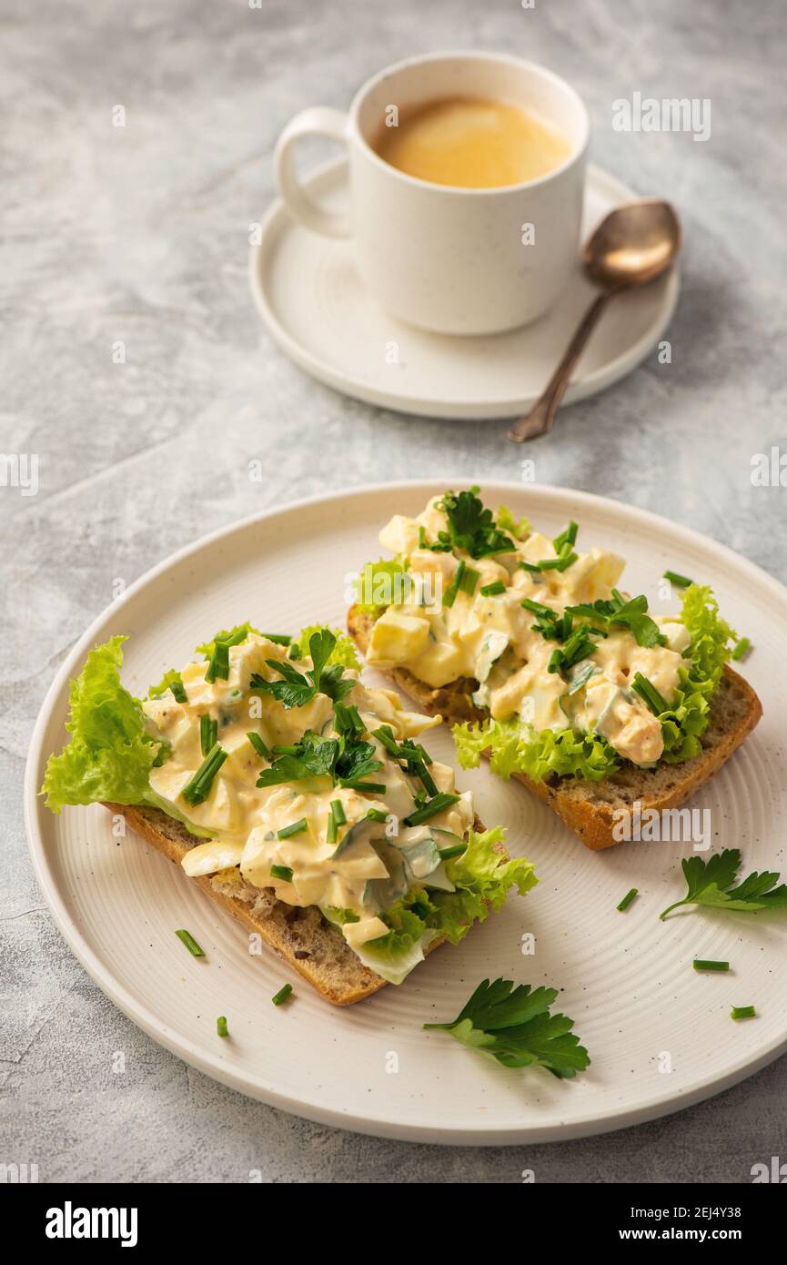 Eiersalat-Sandwiches auf hellem Hintergrund. Stockfoto