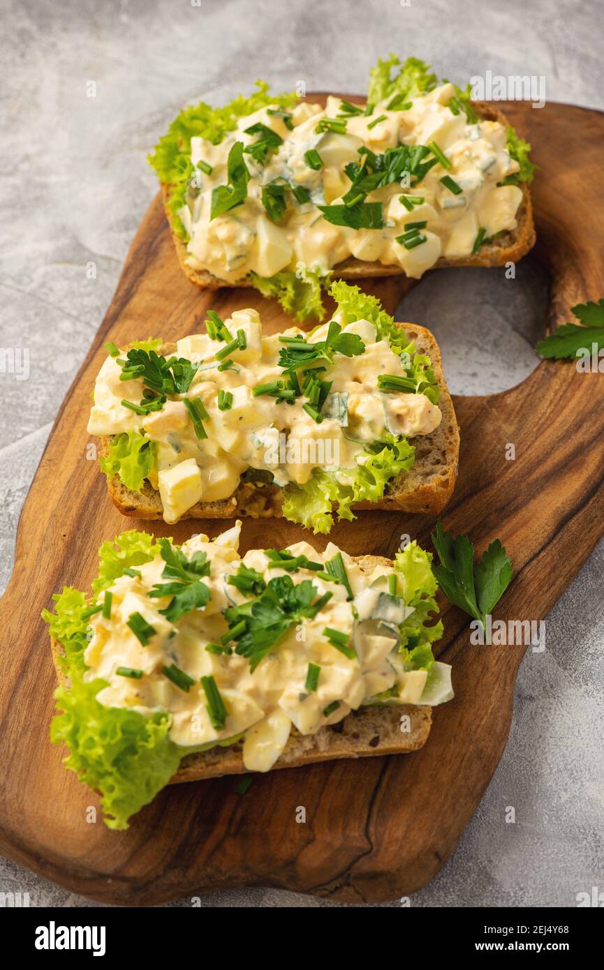 Eiersalat-Sandwiches auf hellem Hintergrund. Stockfoto