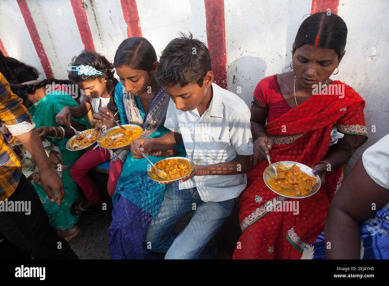 Eine Familie isst ein vegetarisches Essen an einem Imbissstand in Bodhgaya, Bihar, Indien Stockfoto