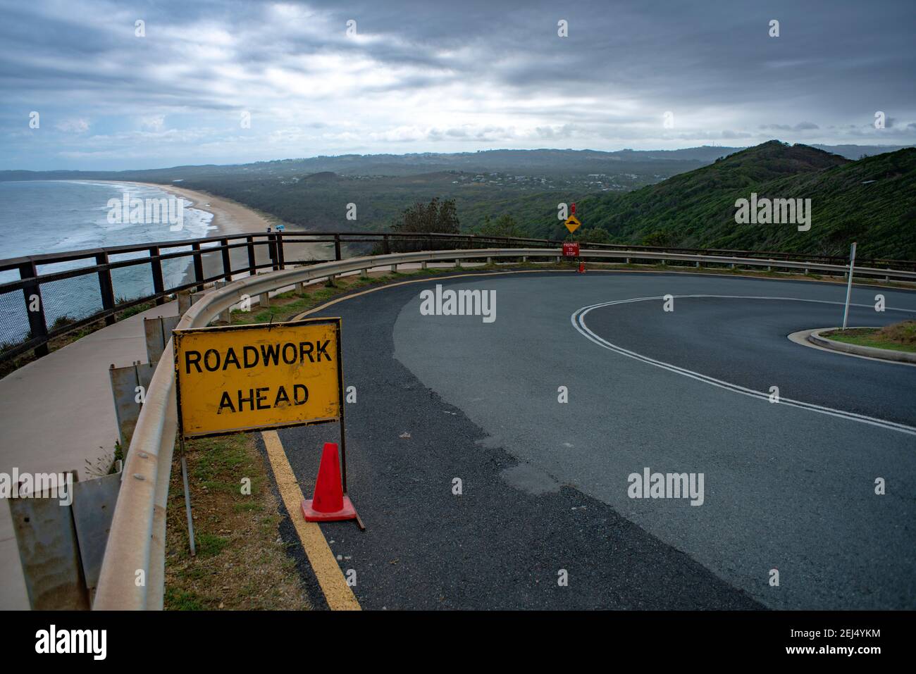 Straßenarbeiten im Voraus Schild an Talow Beach, Queensland Australien Stockfoto