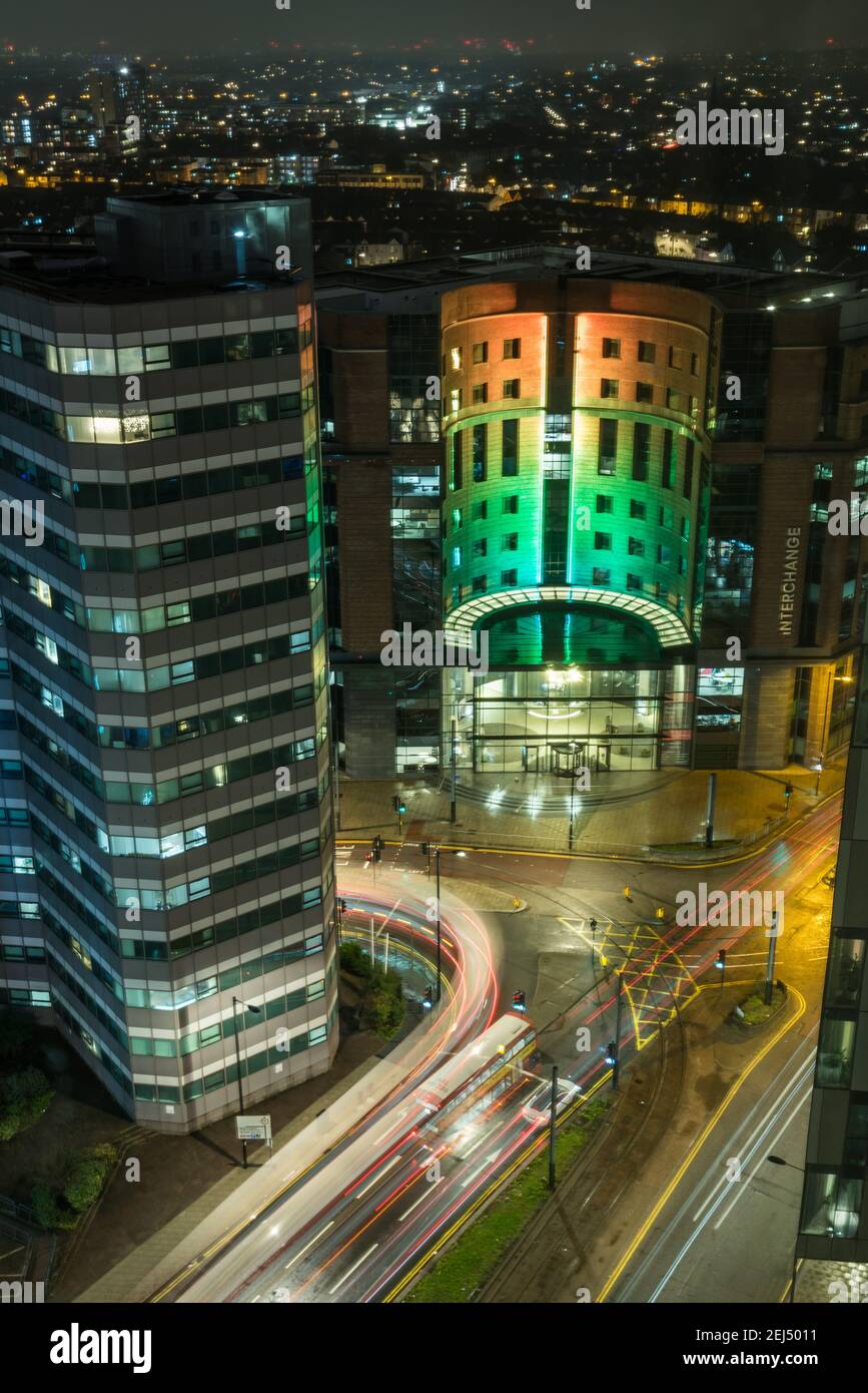 Croydon Straßenverkehr bei Nacht Stockfoto