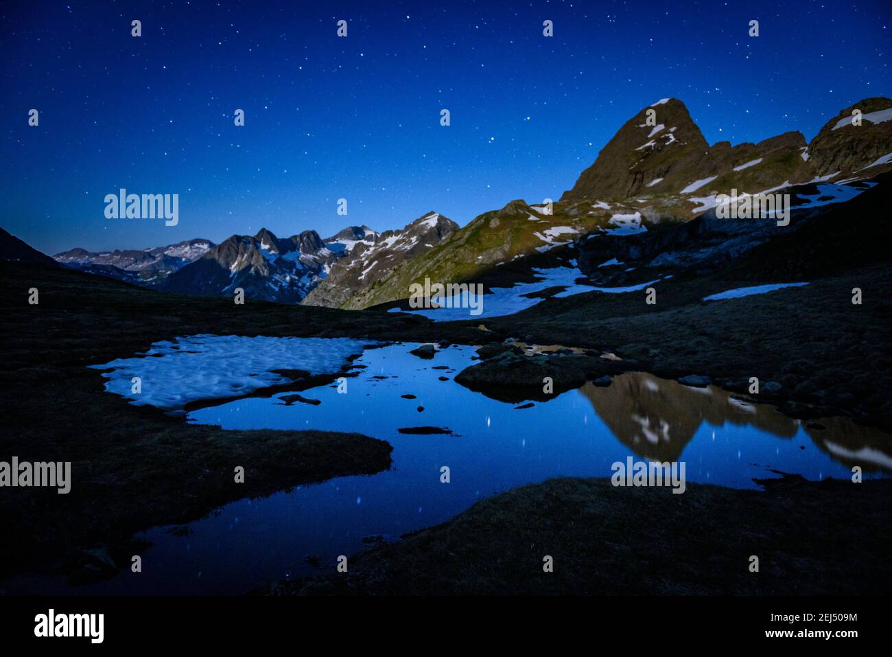 Sommernacht über dem Salvaguardia-Gipfel (Benasque-Tal, Aragon, Pyrenäen, Spanien) ESP: Noche de verano desde los ibonets cerca del Salvaguardia Stockfoto