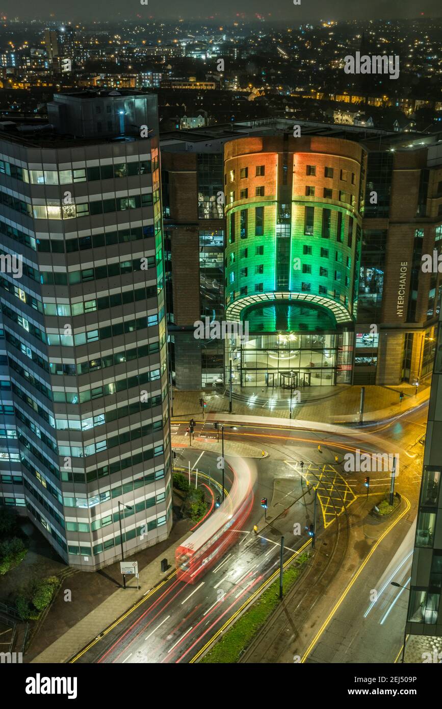 Croydon Straßenverkehr bei Nacht Stockfoto
