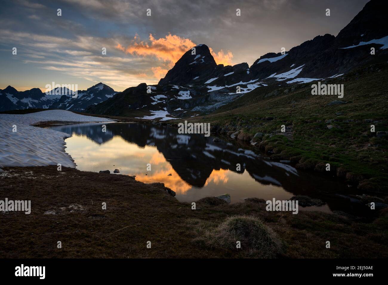 Sommeruntergang auf dem Weg zum Gipfel von Salvaguardia, (Benasque-Tal, Aragon, Pyrenäen, Spanien) Stockfoto