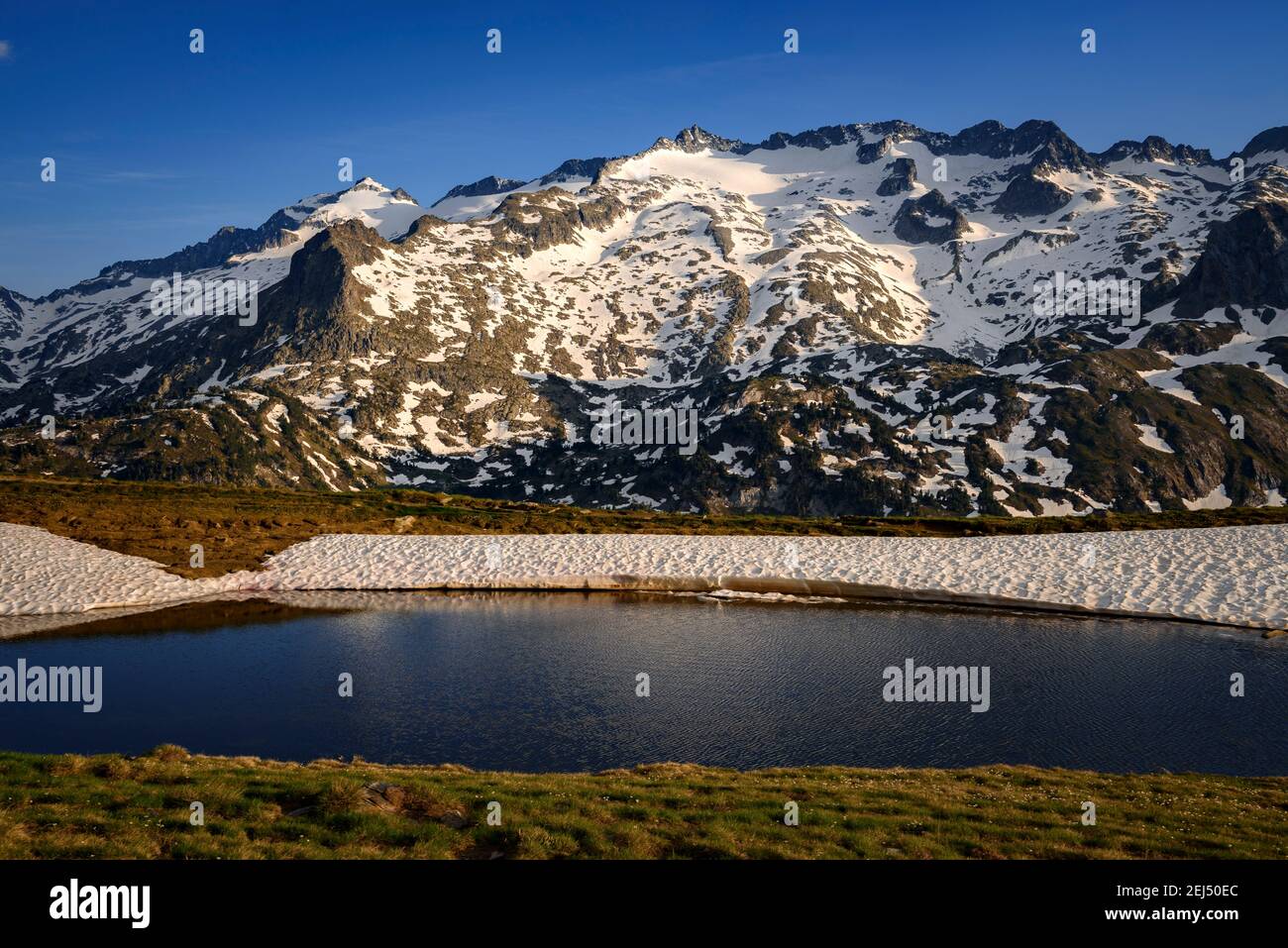 Sonnenuntergang auf dem Weg zum Salvaguardia-Gipfel, Blick auf den Aneto-Gipfel und die Maladetas-Bergkette (Benasque-Tal, Aragon, Pyrenäen, Spanien) Stockfoto