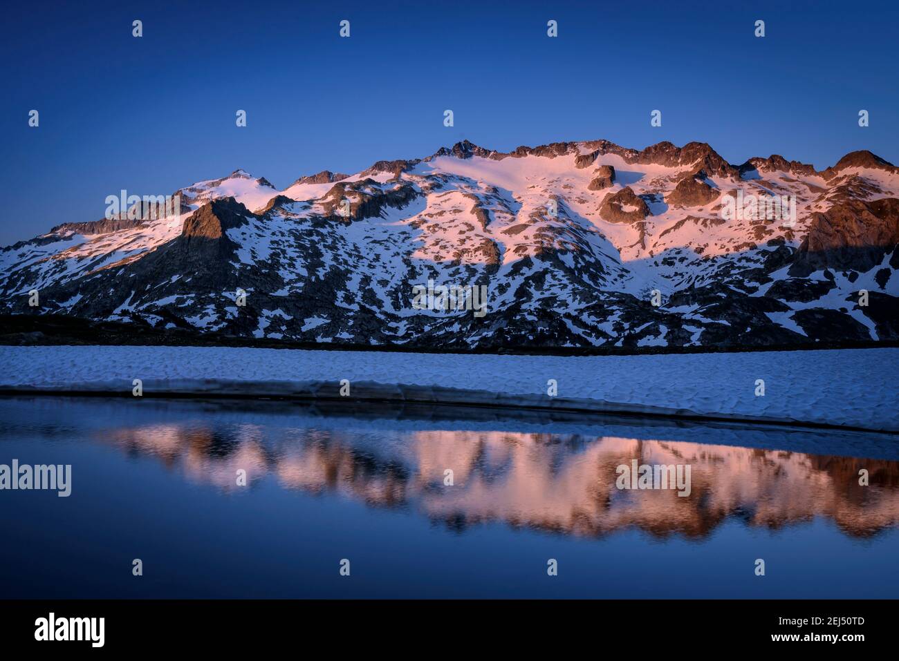 Das Maladeta-Massiv und der Aneto-Gipfel, der höchste Gipfel der Pyrenäen, bei einem Sommeraufgang, vom Weg zum Hafen von Benasque aus gesehen. (Spanien) Stockfoto