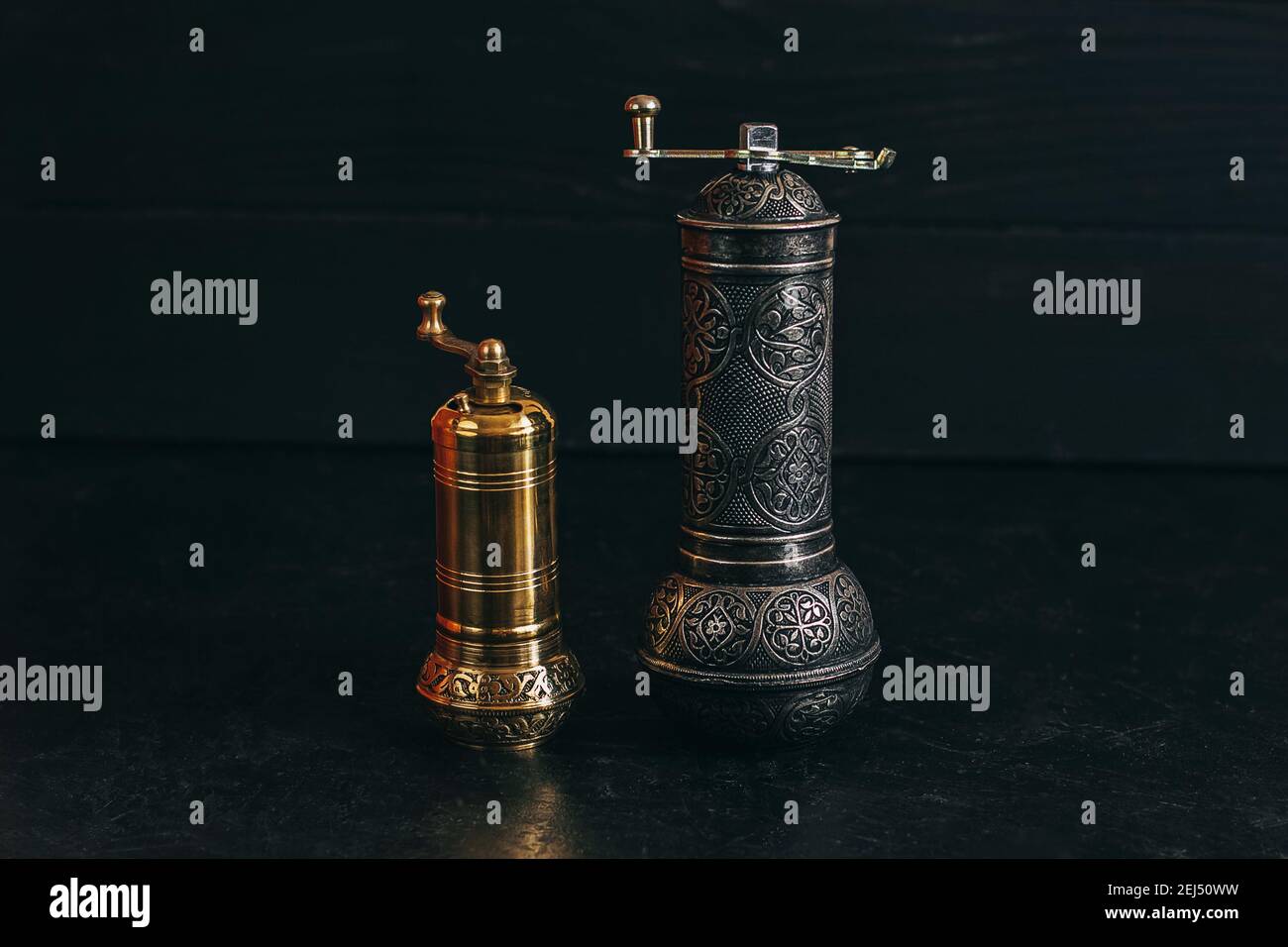 Pfeffer oder Kaffee vintage Metallschleifer auf einem dunkelschwarzen Hintergrund. Stockfoto