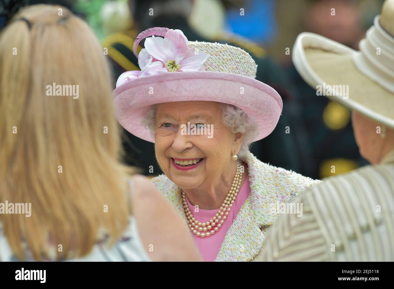 Die Königin bei der 2017 Garden Party im Palace of Holyroodhouse, Edinburgh Stockfoto